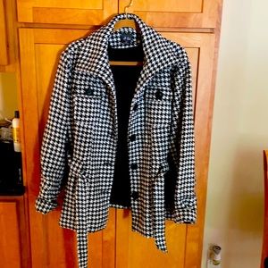 Houndstooth winter coat. Side pockets  button down